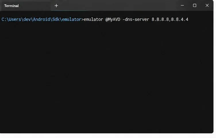데스크톱 터미널에 dns-server 옵션과 두 개의 DNS 주소를 사용한 Android 에뮬레이터 명령이 표시됩니다.