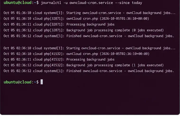 Terminal de Ubuntu que muestra los registros de journalctl para owncloud-cron.service con entradas de inicio, procesamiento en segundo plano y finalización.
