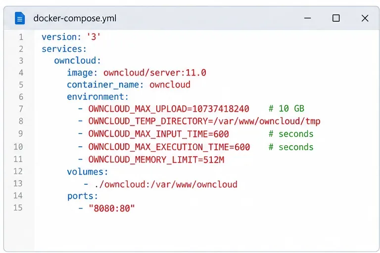 Editor que muestra un servicio Docker Compose de ownCloud con variables de entorno relacionadas con la carga de archivos.