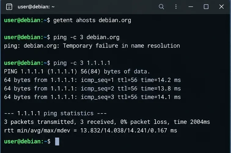 หน้าจอเทอร์มินัลแสดงข้อความว่าการค้นหาชื่อโฮสต์ Debian ล้มเหลว ในขณะที่การ ping โดยตรงไปยัง 1.1.1.1 สำเร็จ