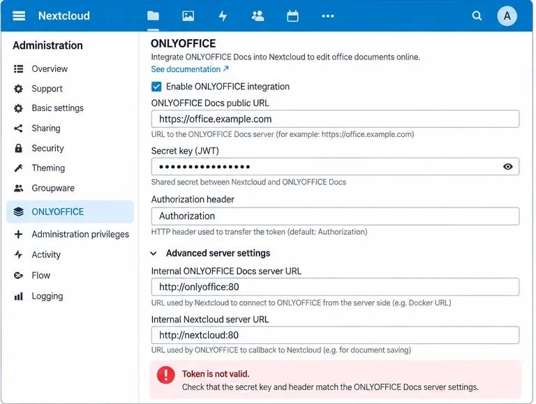 Nextcloud ONLYOFFICEの管理画面には、ドキュメントサーバーのURL、JWTシークレット、認証ヘッダー、内部URL、およびトークンが無効であるという警告が表示されています。