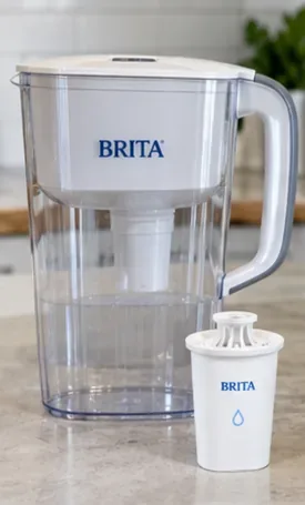 キッチンカウンターに置かれたブリタタイプの浄水ポット。フィルターカートリッジは取り外され、その手前に別々に置かれている。