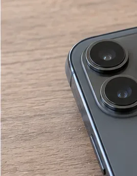 Detailopname van de individuele cameravensters van smartphones die worden geïnspecteerd voordat ze worden schoongemaakt.