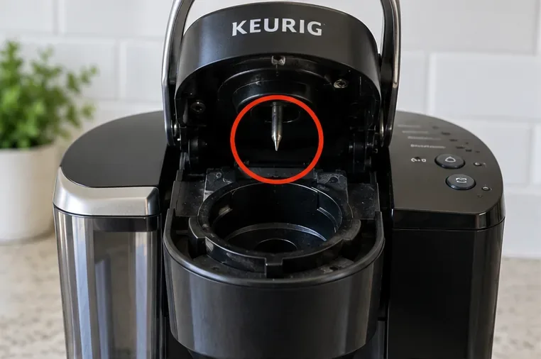 Open het Keurig-apparaat en markeer de bovenste priknaald boven de capsulehouder.