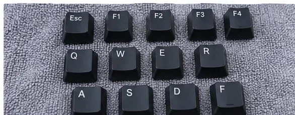 メカニカルキーボードを安全に掃除する方法：埃っぽいキーから徹底的なクリーニングまで