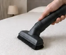 Stofzuigeropzetstuk voor het verwijderen van droog poeder van het oppervlak van een traagschuim matrastopper.