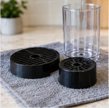 Reinig de verwijderbare onderdelen van het koffiezetapparaat en laat ze drogen op een handdoek naast een schoon waterreservoir.