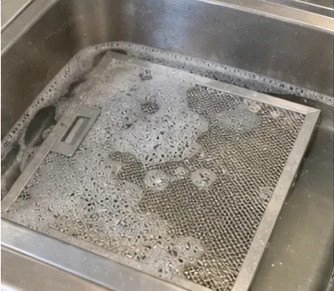 レンジフードフィルターの掃除方法：油汚れを取り除き、安全に空気の流れを回復させる