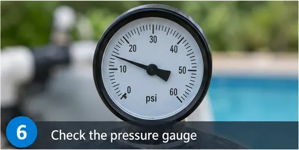 Een manometer op een zwembadfilterinstallatie die de systeemdruk aangeeft.