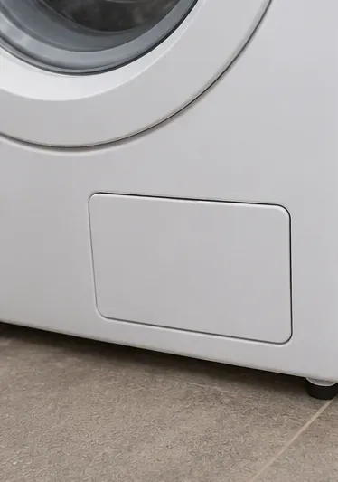 排水ポンプフィルターを再取り付けした後、洗濯機の下部サービスパネルを閉じました。