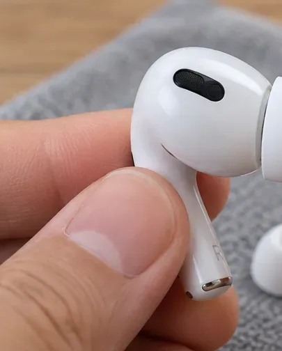 再装着後、イヤホンにしっかりと装着された清潔なAirPods Proのイヤーチップのクローズアップ画像。