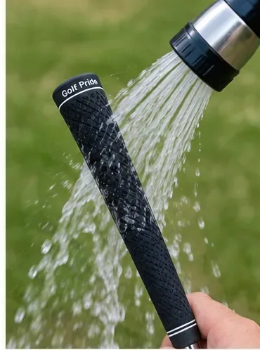 ゴム製のゴルフグリップを、石鹸とブラシで軽く洗浄した後、すぐにきれいな水で洗い流している。