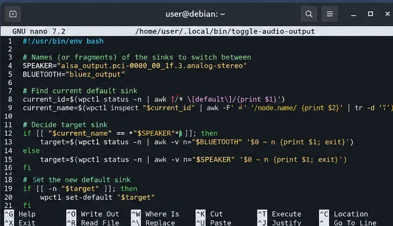 L'editor Nano in un terminale Debian visualizza uno script Bash che identifica due nomi di sink PipeWire e cambia il sink predefinito con wpctl