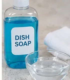油汚れを落とすための前処理として、白い布の横に、刺激の少ない液体食器用洗剤と少量の水を入れた小鉢を用意しておく。