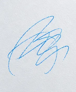 掃除前の薄い色の壁に、青いホワイトボードマーカーで落書きがされている。