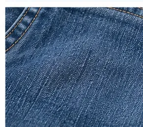 Close-up van een schone, donkerblauwe spijkerbroek nadat de kauwgom en resten zijn verwijderd.