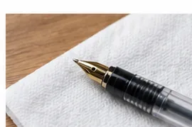Een vulpenpunt die na het afspoelen op een schone witte handdoek rust.