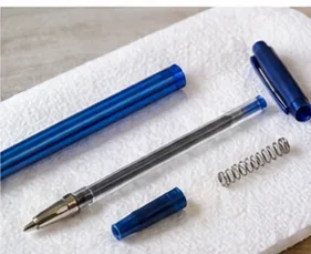 Een gedemonteerde blauwe pen met vulling, onderdelen van de penhouder en een klein veertje, uitgestald op een witte handdoek.