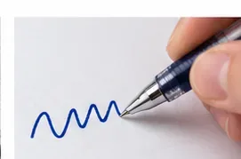 Een hand test een pen door blauwe, golvende lijnen te tekenen op schoon wit papier.