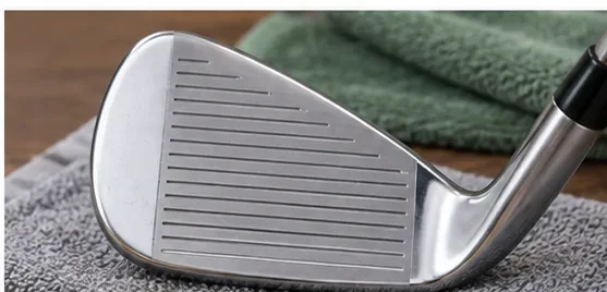 Maak het clubblad van uw golfijzer schoon en laat het op een droge handdoek rusten na het verwijderen van roest en het drogen.