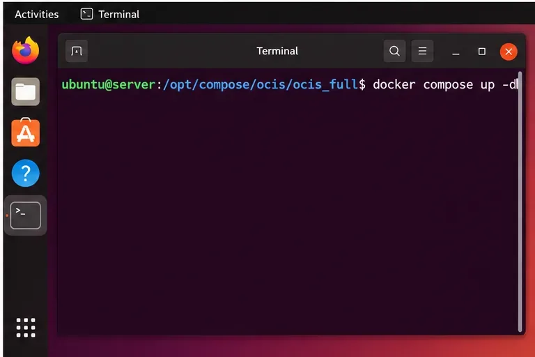 ownCloud 배포 디렉터리의 Ubuntu 터미널 화면에 스택을 실행하는 데 사용된 `docker compose up -d` 명령어가 표시됩니다.