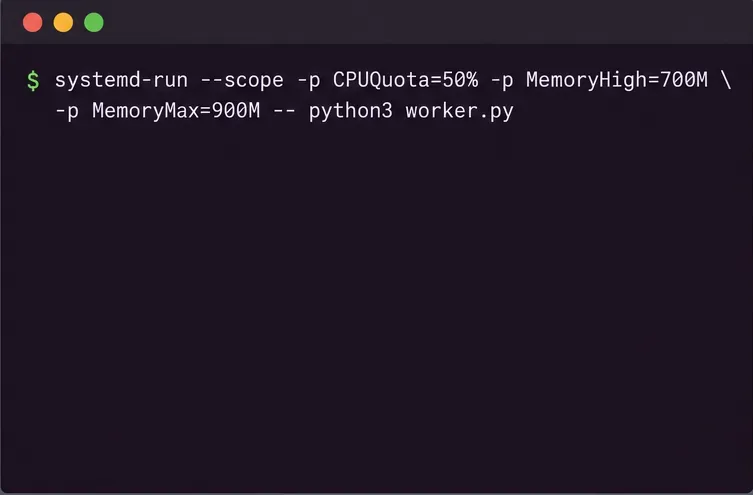 Ubuntu風のターミナルを模擬した画面で、CPU使用率50%、メモリ使用量700MBと900MBのしきい値を設定したPythonワーカーを起動する。