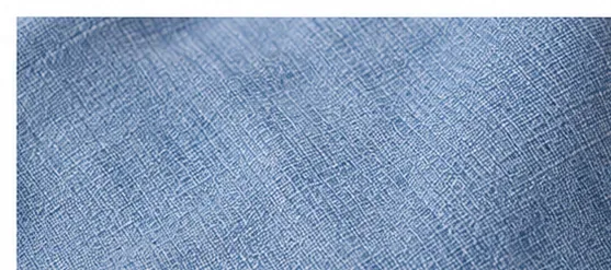 Close-up van een schoon, blauw geweven stuk stof nadat een nagellijmvlek is verwijderd.