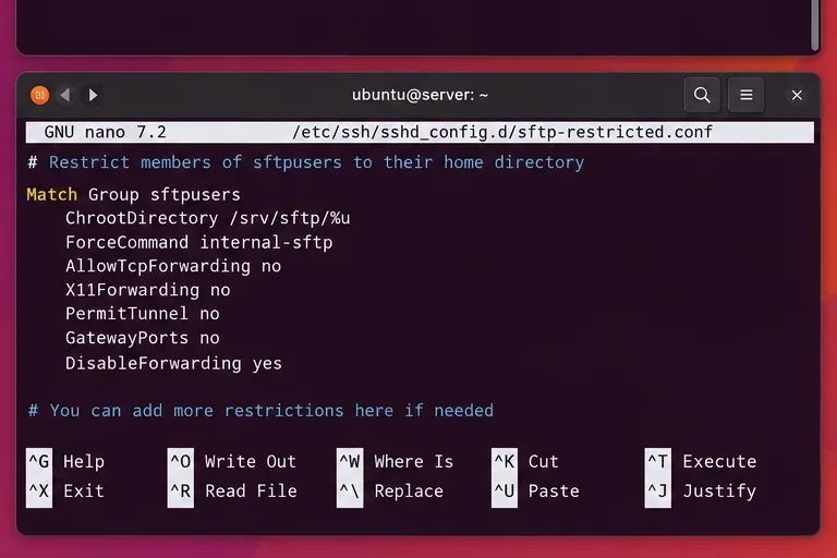Nano 編輯器顯示了一個符合群組 sftpusers 區塊,其中包含 ChrootDirectory 和 internal-sftp 限制。
