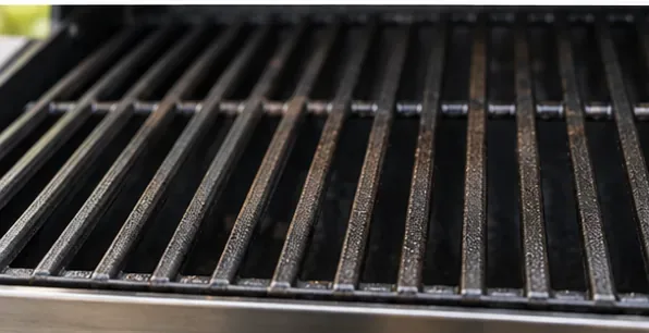Donkere, schone gasgrillroosters nadat de inbrandcyclus is voltooid.