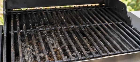 Laat de grillroosters met zichtbare aangekoekte resten afkoelen voordat u ze schoonmaakt.