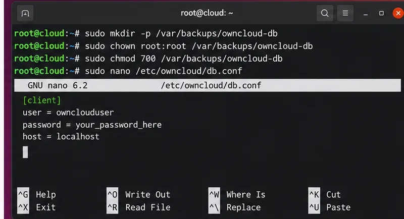 保護されたMySQLクライアントオプションファイル（ユーザー名、パスワードプレースホルダー、ホスト名を含む）を表示するターミナルエディタ