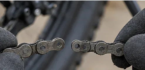 コネクターを開いた後、離れた状態にある自転車チェーンの両端。