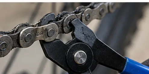 クイックリンクプライヤーで自転車のマスターリンクを掴み、コネクターを圧縮・解放する。