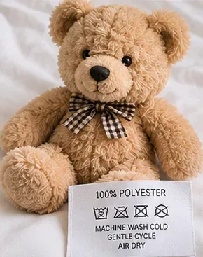 Een beige teddybeer naast het wasvoorschrift, voor het wassen in de wasmachine.