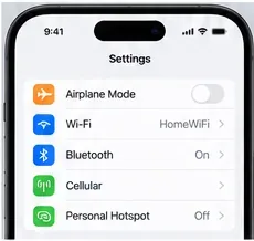 La schermata Impostazioni dell'iPhone mostra le voci Modalità aereo, Wi-Fi, Bluetooth, Rete cellulare e Hotspot personale.