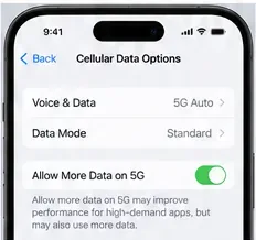 La schermata Opzioni dati cellulare dell'iPhone mostra Voce e dati impostati su 5G automatico, Modalità dati impostata su Standard e Consenti più dati su 5G.