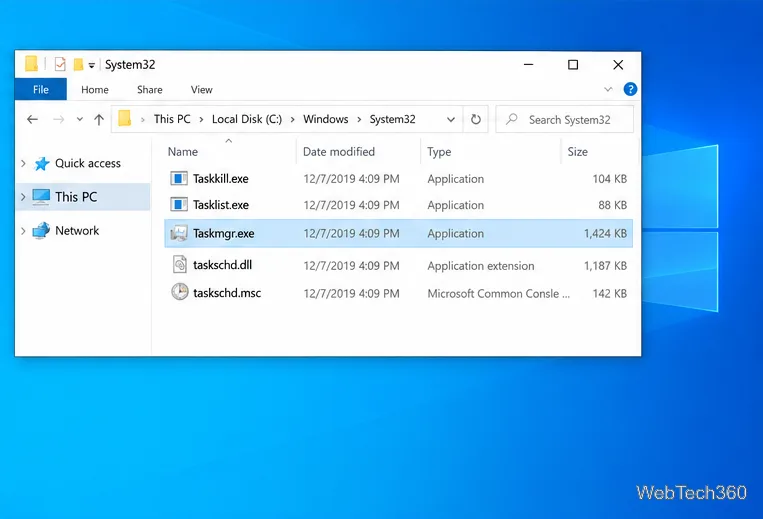 Deschideți File Explorer în C:\Windows\System32 cu taskmgr.exe selectat.