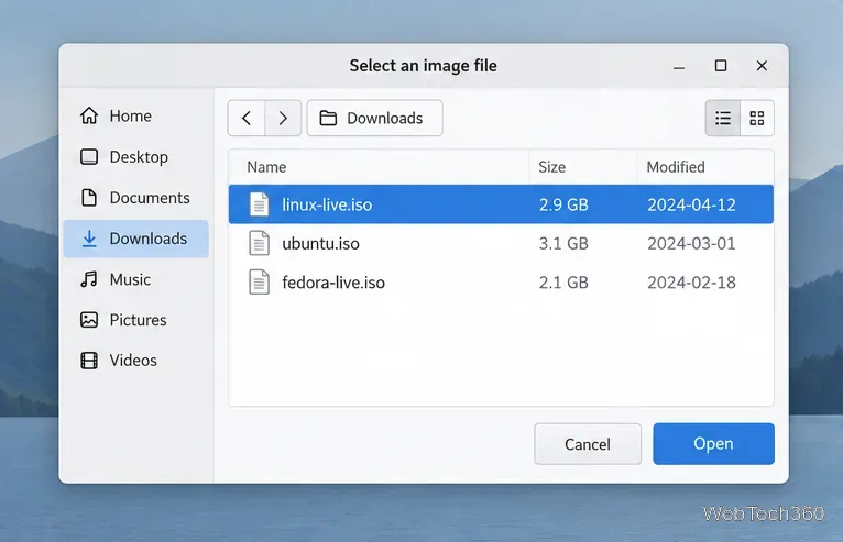 Dans le dossier Téléchargements, un sélecteur de fichiers Linux met en évidence l'image linux-live.iso, avec des boutons Ouvrir et Annuler en bas à droite.