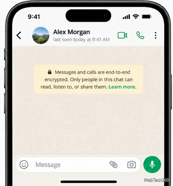 iPhoneのWhatsApp会話ヘッダーに、メッセージフィールドの上に保存された名前「Alex Morgan」が表示される。