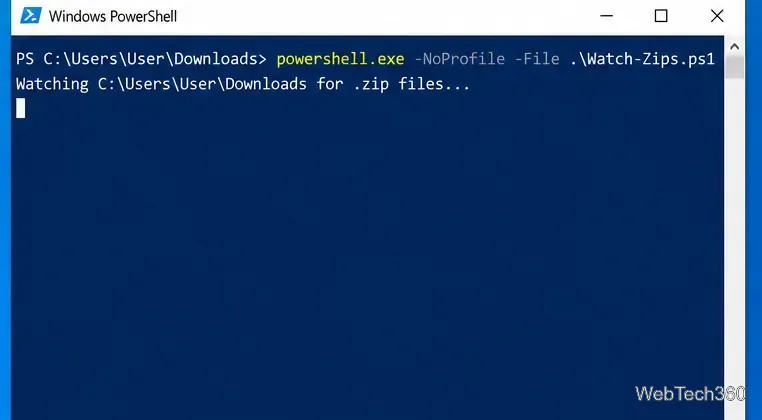 Consola PowerShell afișează observatorul care ascultă fișiere ZIP în Descărcări.