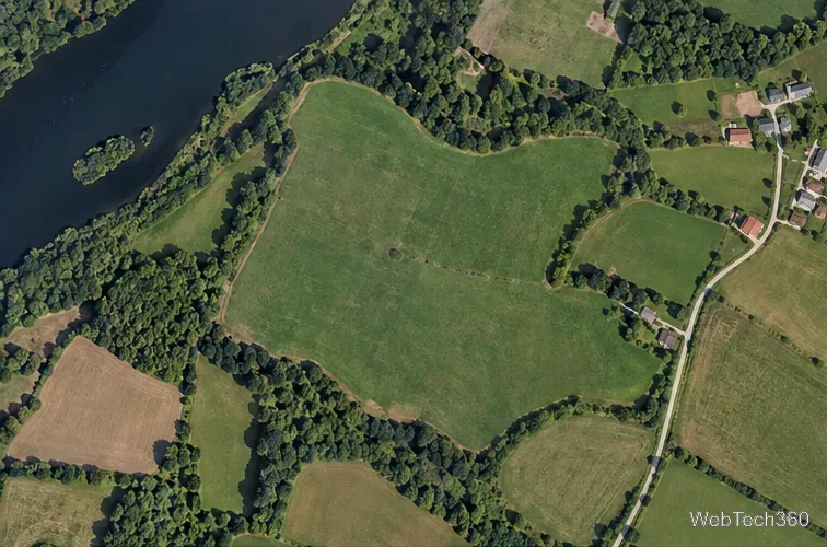 Vista satellitare dall'alto a scopo illustrativo, visualizzata in un'interfaccia di mappatura globale e centrata su una porzione di territorio verde di forma irregolare.