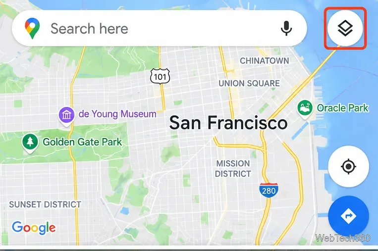 Google マップのモバイルマップで、右上隅付近にレイヤー重ね表示ボタンがハイライト表示されている。