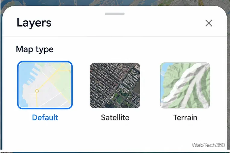 Google マップのレイヤーシートには、デフォルト、衛星、地形の選択が表示され、デフォルトが有効になっています。
