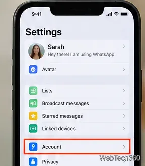 iPhoneのWhatsApp設定タブで、プロフィールの下にアカウントがハイライト表示されている。