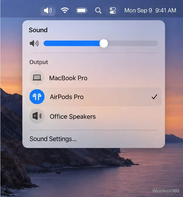 Macのサウンドメニューには、オーディオ出力としてAirPods Proが選択されていることが表示されている。