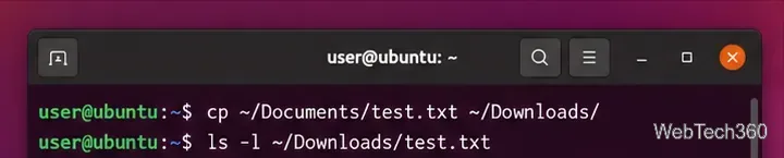 Ubuntuターミナルで、cpコマンドを使ってtest.txtをDocumentsフォルダからDownloadsフォルダにコピーしている様子を表示しています。