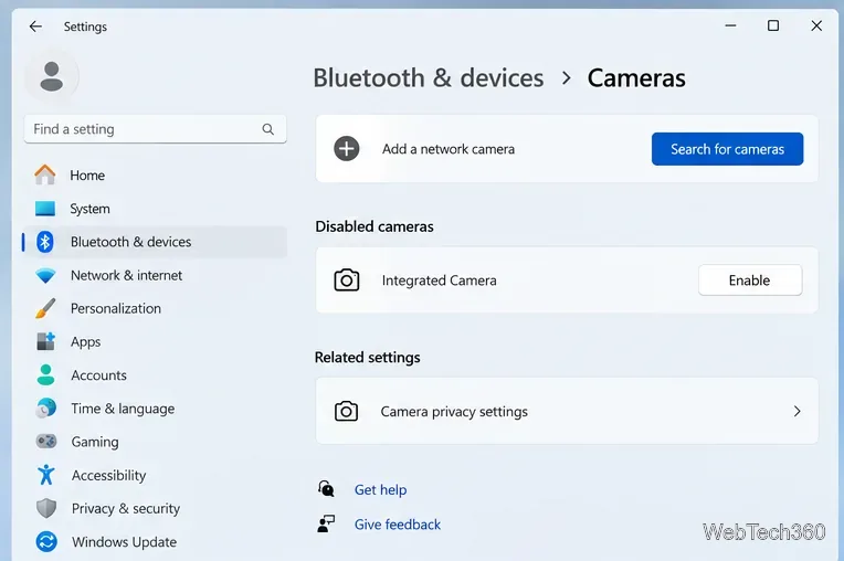 В настройках камер Windows 11 отображается встроенная камера в списке отключенных камер с кнопкой «Включить».