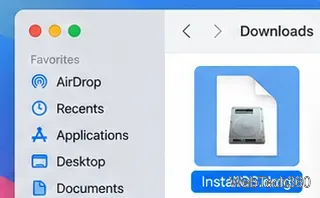 Der Finder-Ordner „Downloads“ enthält ein von Apple heruntergeladenes InstallOS.dmg-Disk-Image.