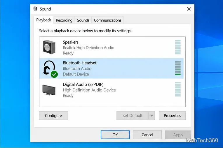 В панели управления звуком Windows 10 отображается Bluetooth-гарнитура, отмеченная как устройство по умолчанию.