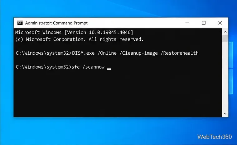 В командной строке Windows 10 от имени администратора отображается команда DISM RestoreHealth, за которой следует sfc scannow.